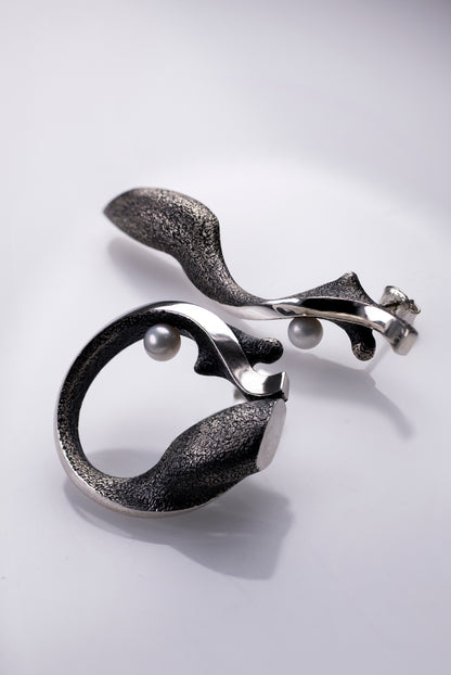Handcrafted oxidized silver earrings with pearls – feminine silhouettes