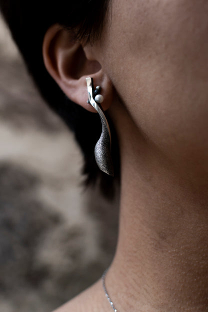 Handcrafted oxidized silver earrings with pearls – feminine silhouettes