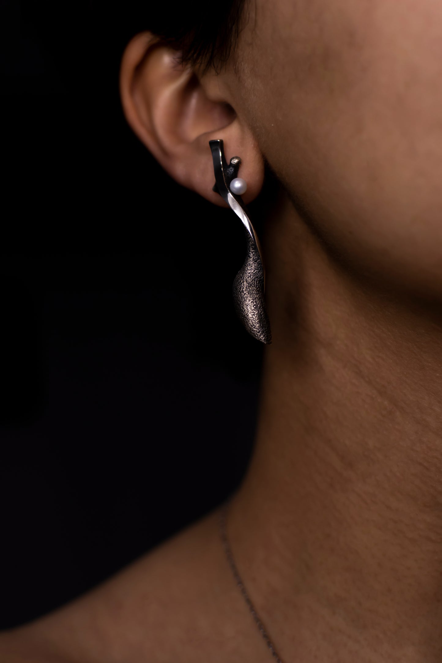 Handcrafted oxidized silver earrings with pearls – feminine silhouettes
