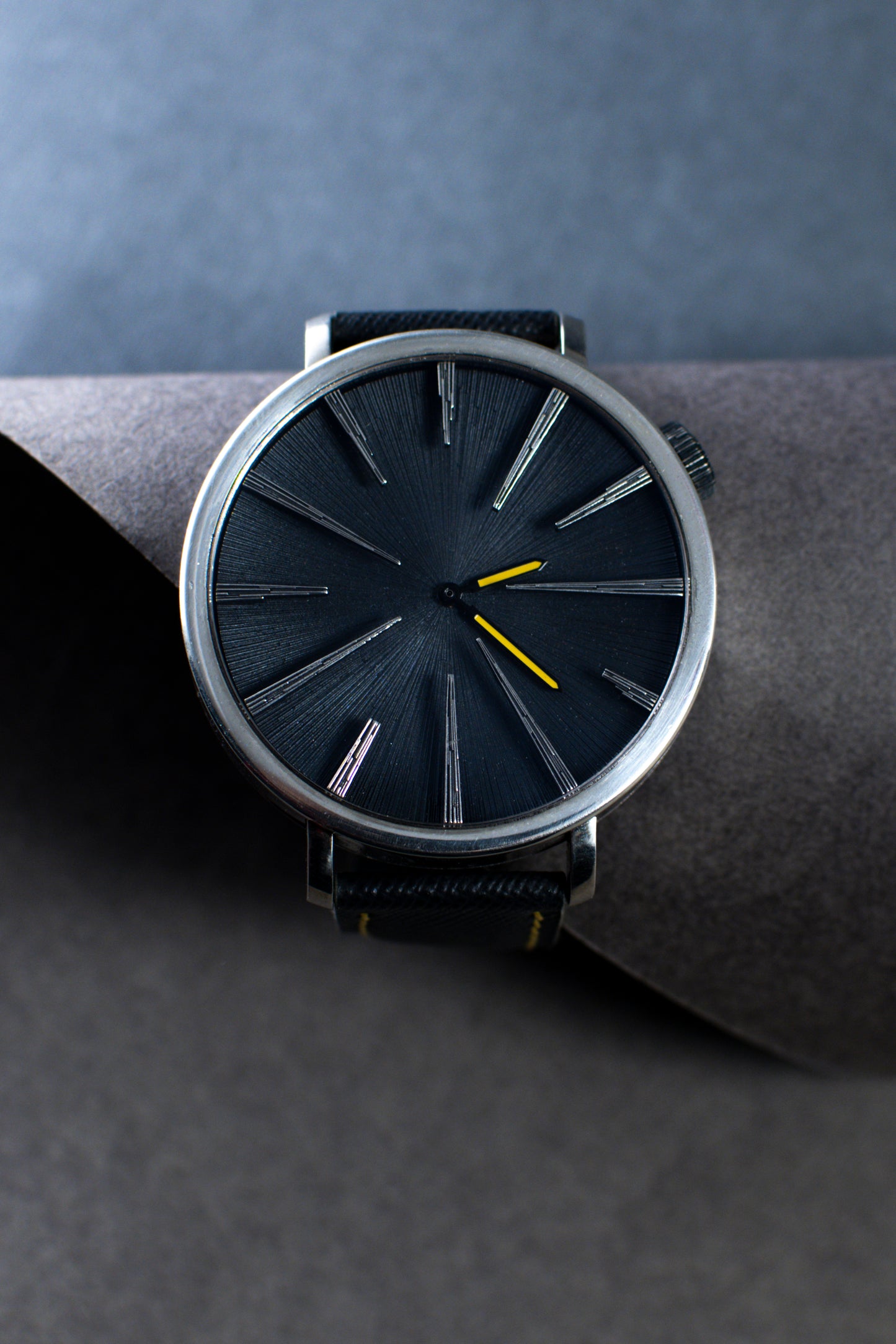 Modern Minimalist Men’s Wrist Watch
