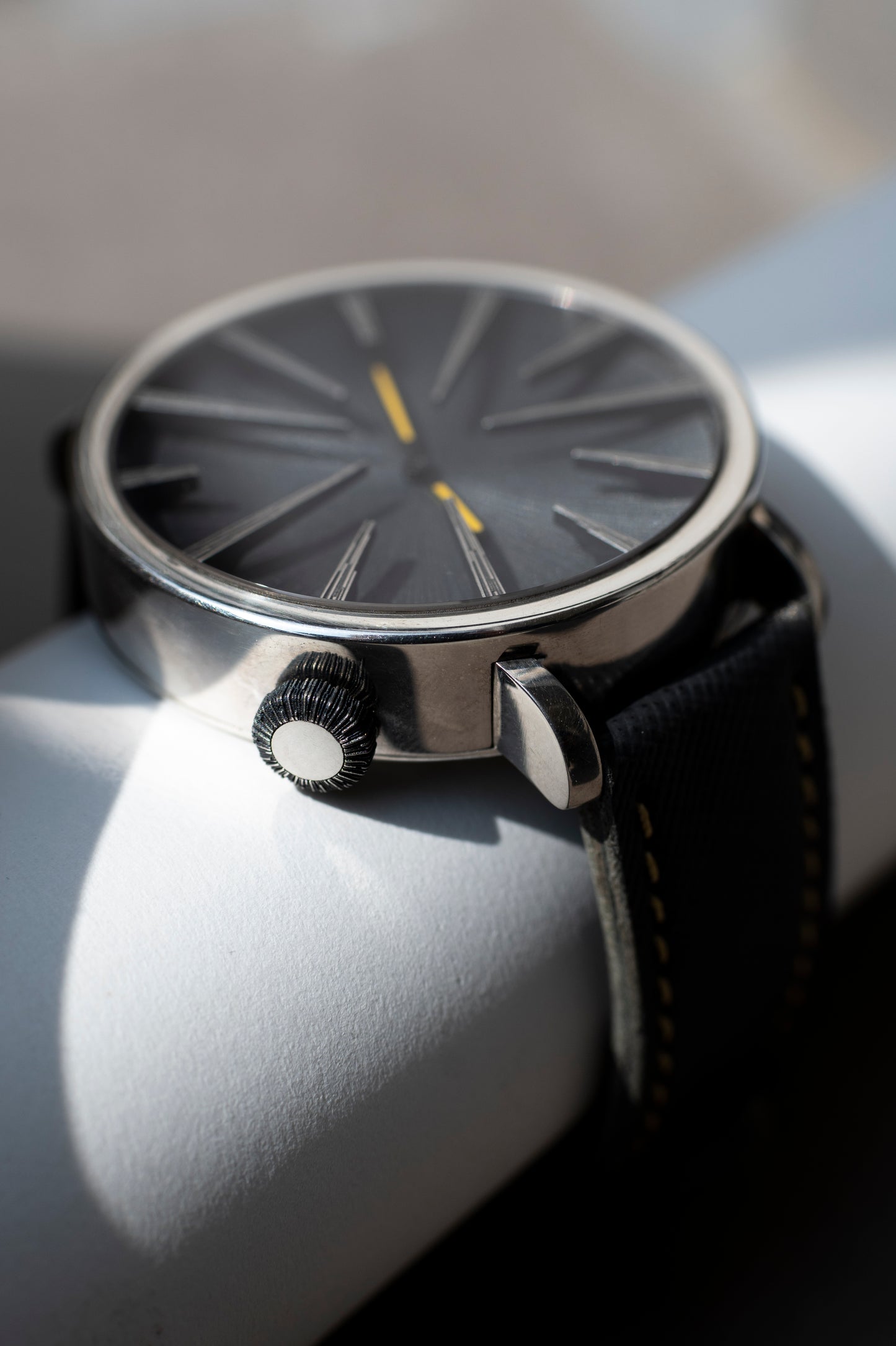 Modern Minimalist Men’s Wrist Watch