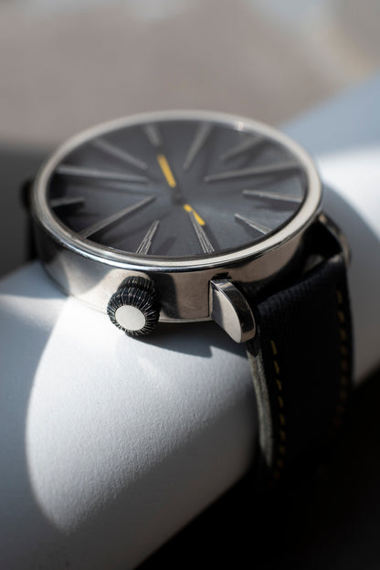 Modern Minimalist Men’s Wrist Watch