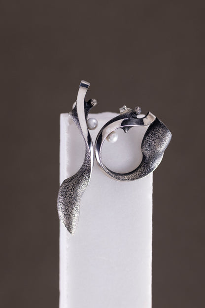 Handcrafted oxidized silver earrings with pearls – feminine silhouettes